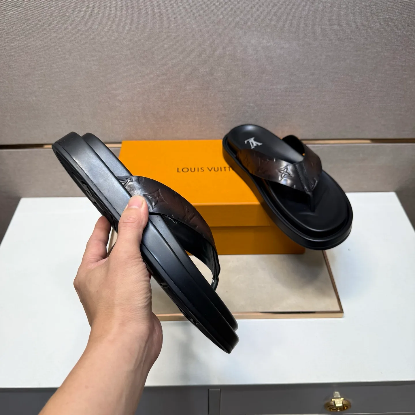 ⬛️Men's shoes 💰p400 [LV～] Men's casual slippers 2025z cabinet sales simultaneously 🔶Size: 39-44#️⃣ 🔷4 colors🔜The upper is made of cowhide stitching➕Genuine leather lining, comfortable and breathable, sole: original comfortable and wear-resistant outsole, ⚠️Real 📱Photographed🎬The real thing is better📢📢📢
